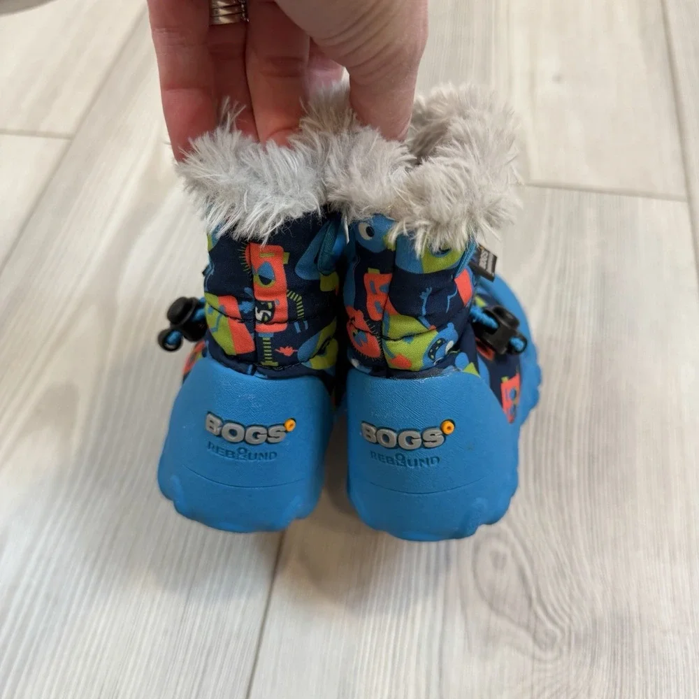 Bogs B-Moc Snow Robots Infant Toddler Size 4‎ Winter Boots, Blue Multi Pull On